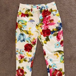 White flower detailed pants
